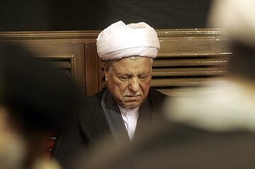 عکسی از محسن رضایی درحال اشک ریختن در کنار آیت الله هاشمی / نگاه متفاوت شمخانی