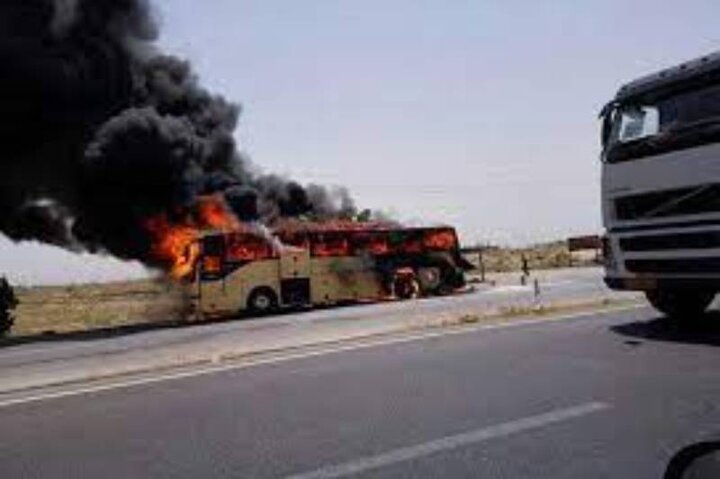 ببینید | تصاویر تازه از آتش‌ گرفتن اتوبوس تهران - میاندوآب در اتوبان تبریز - زنجان