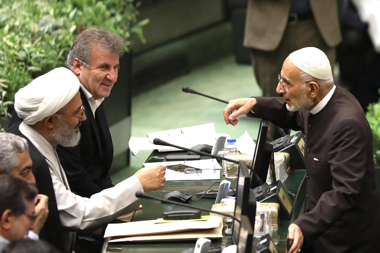 تیپ متفاوت میرسلیم در صحن علنی مجلس +عکس