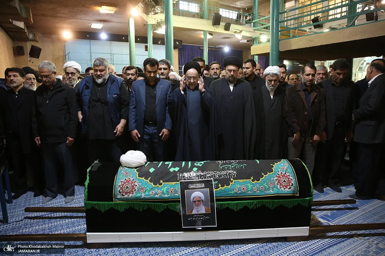 عکسی از اقامه نماز سیدمحمد خاتمی بر پیکر روحانی معروف /سیدحسن خمینی هم بود