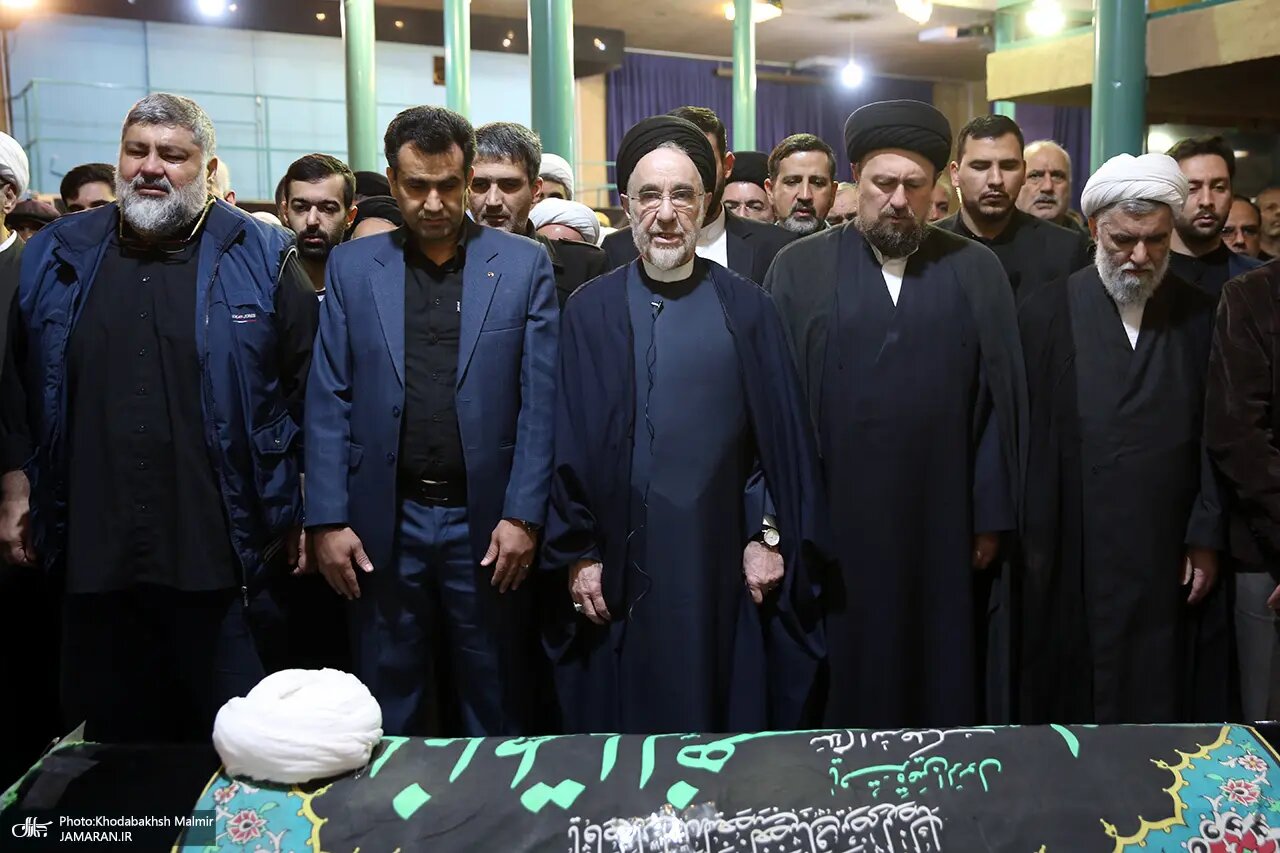عکسی از اقامه نماز سیدمحمد خاتمی بر پیکر روحانی معروف /سیدحسن خمینی هم بود