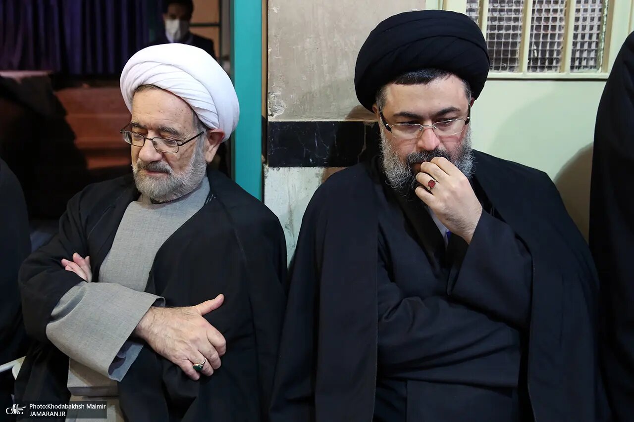 عکسی جدید از برادر سیدحسن خمینی در مراسم تشییع روحانی معروف