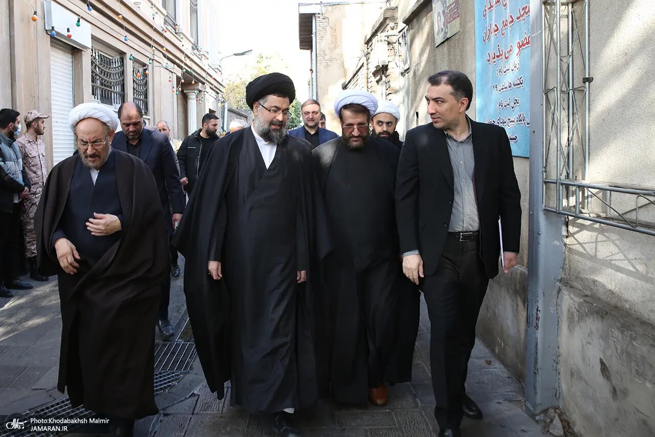 عکسی جدید از برادر سیدحسن خمینی در مراسم تشییع روحانی معروف