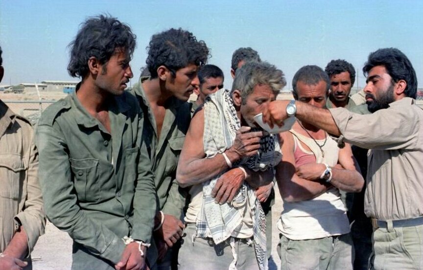 رفتار متفاوت رزمندگان ایرانی با اسرای عراقی/ دست نیروهای ایرانی با سیم تلفن صحرایی بسته می‌شد +عکس