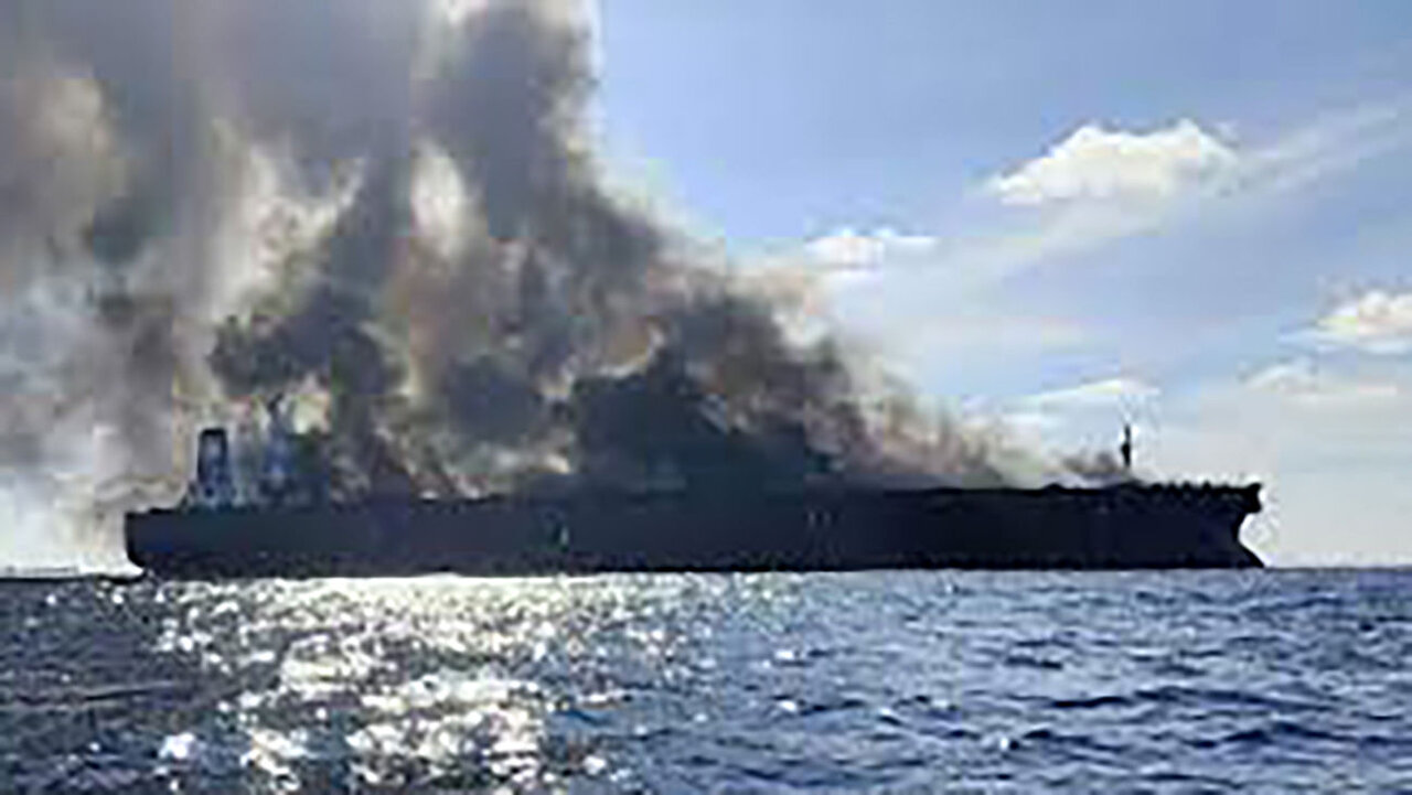 ببینید | اولین تصاویر از آتش‌سوزی وسط دریای خزر