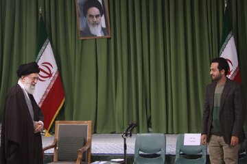 دیدار مهم بازیگران معروف با رهبر انقلاب/ وقتی آقای بازیگر پشت سری رهبری نماز خواند +عکس دیدار مهم بازیگران معروف با رهبر انقلاب/ وقتی آقای بازیگر پشت سری رهبری نماز خواند +عکس