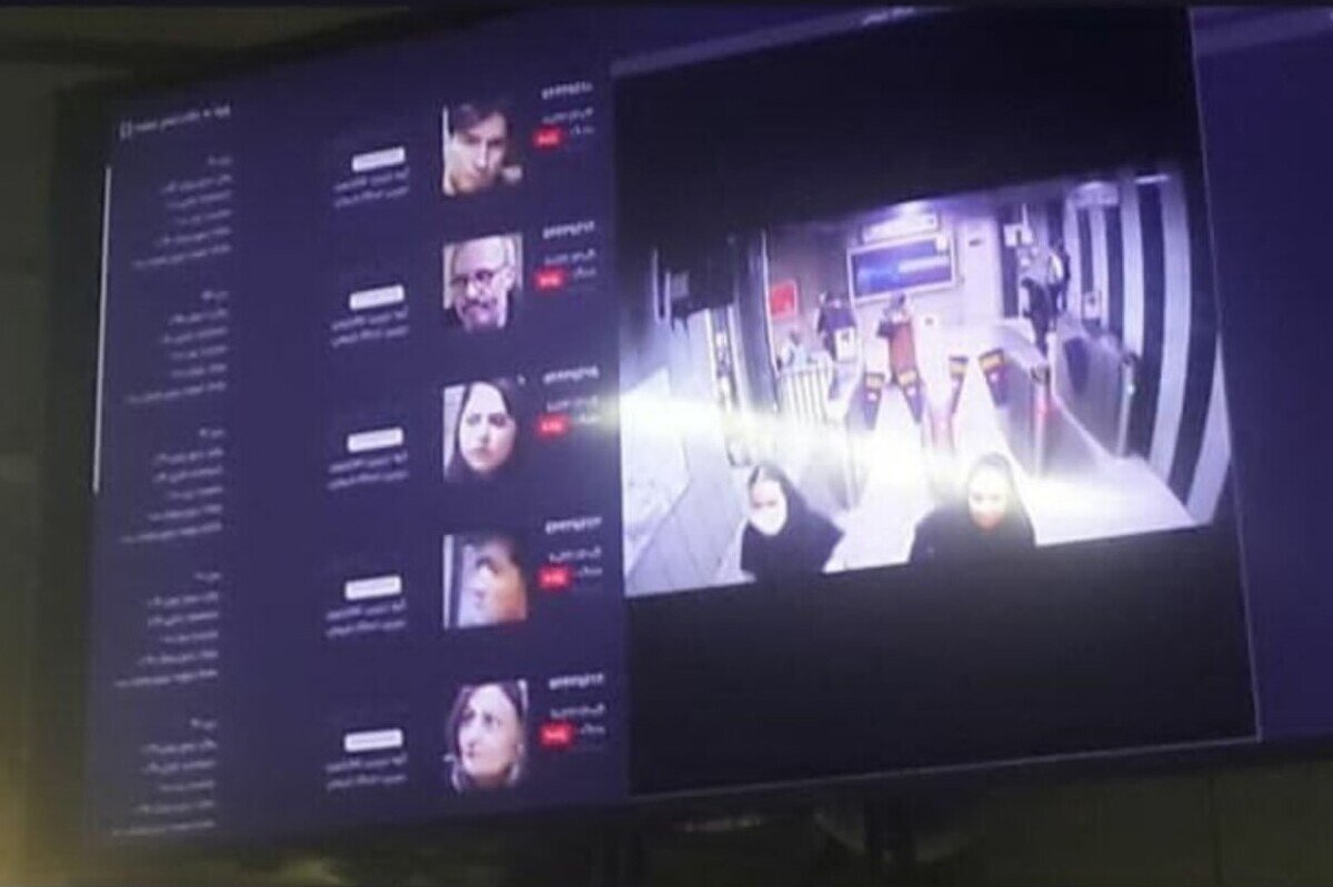 اتفاق عجیب و ترسناک در مشهد؛ نمایش آنلاین اطلاعات مسافران مترو در مانیتور ایستگاه/ عکس