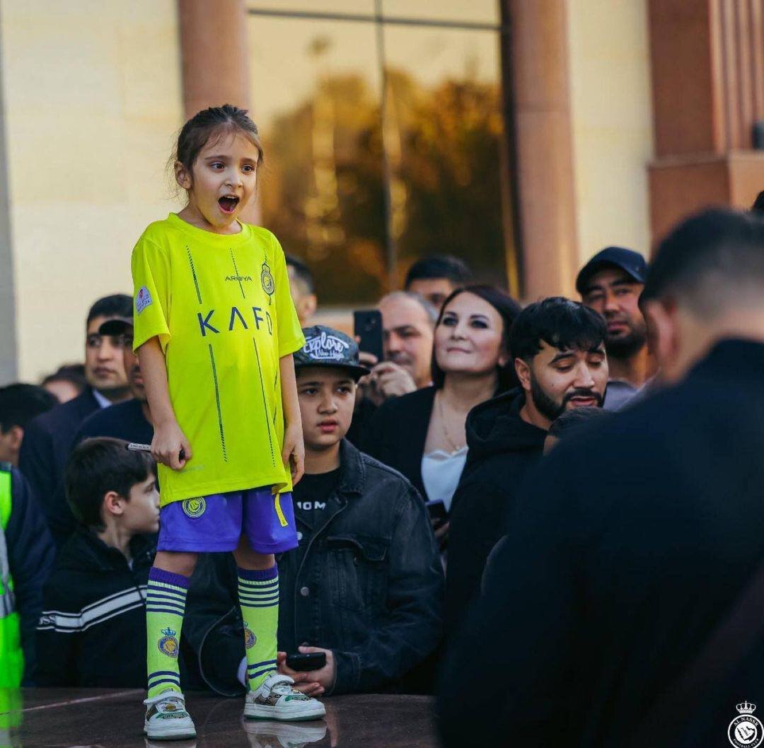 عکس‌| ذوق‌زدگی بامزه یک دختر تاجیک برای رونالدو