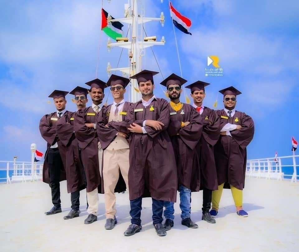 عکس | جشن فارغ‌التحصیلی دانشجویان یمنی با شلوار زردرنگ بر روی کشتی توقیف شده اسرائیلی