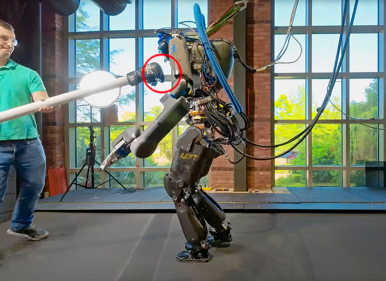 انتشار ویدئویی نگرانکننده از درگیری انسان و ربات!/ عکس