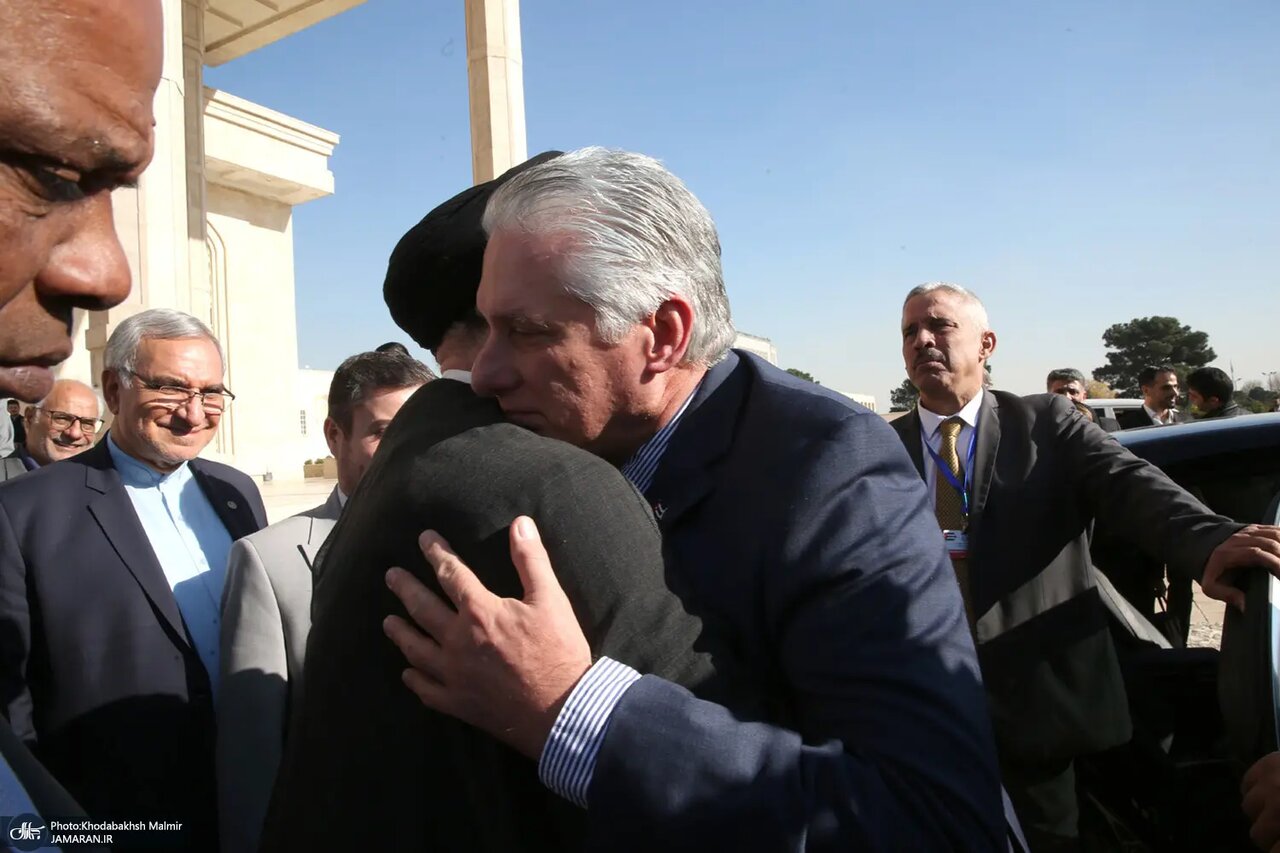 دیدار صمیمانه سیدحسن خمینی با رئیس‌جمهور کوبا و همسرش در مرقد امام خمینی +عکس