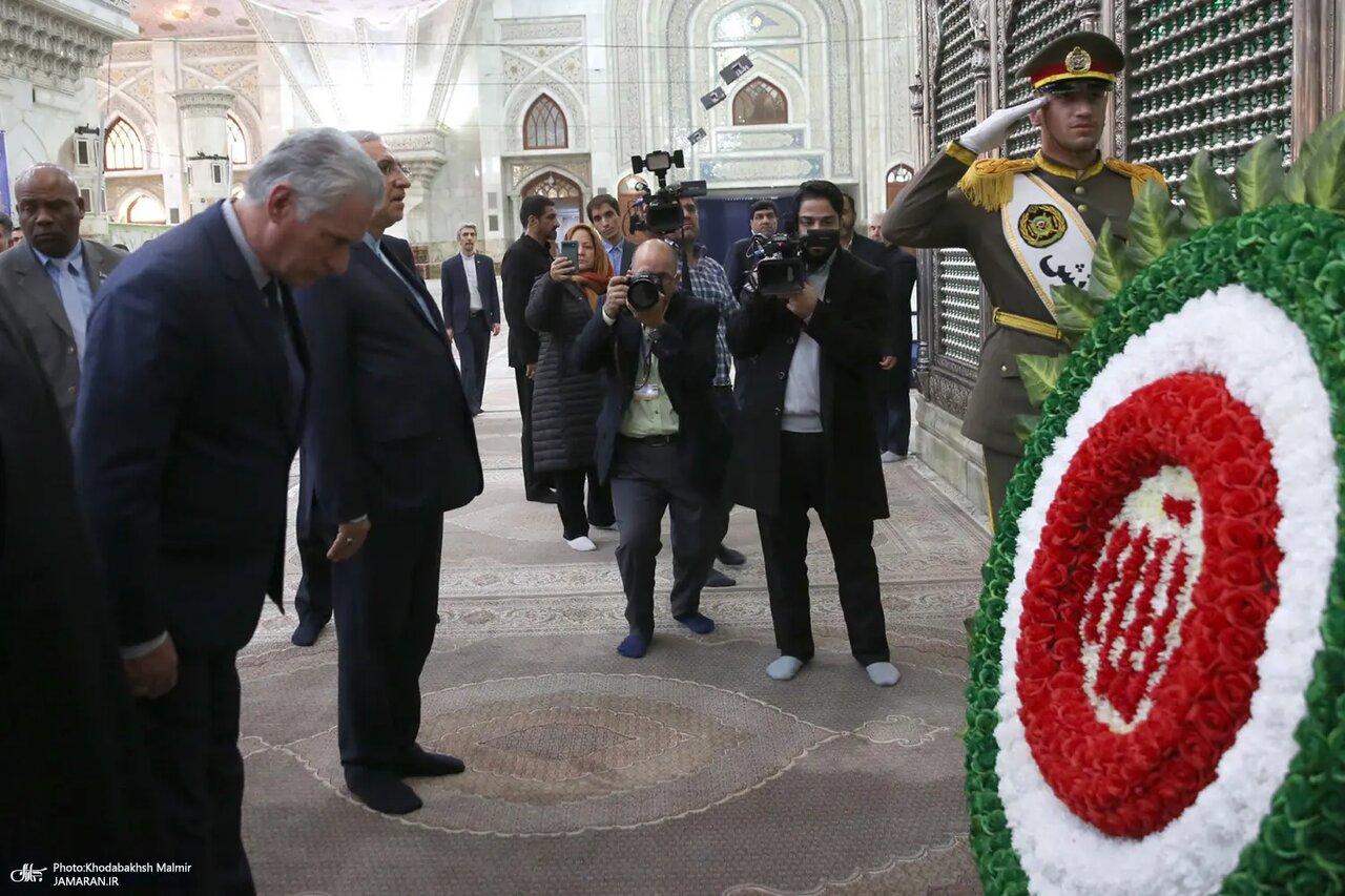 دیدار صمیمانه سیدحسن خمینی با رئیس‌جمهور کوبا و همسرش در مرقد امام خمینی +عکس