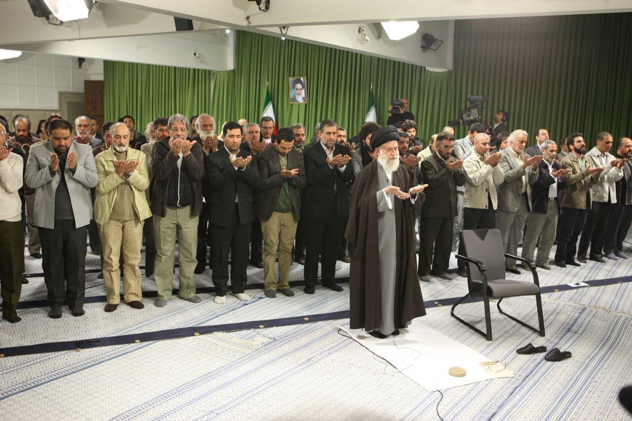 دیدار مهم بازیگران معروف با رهبر انقلاب/ وقتی آقای بازیگر پشت سری رهبری نماز خواند +عکس