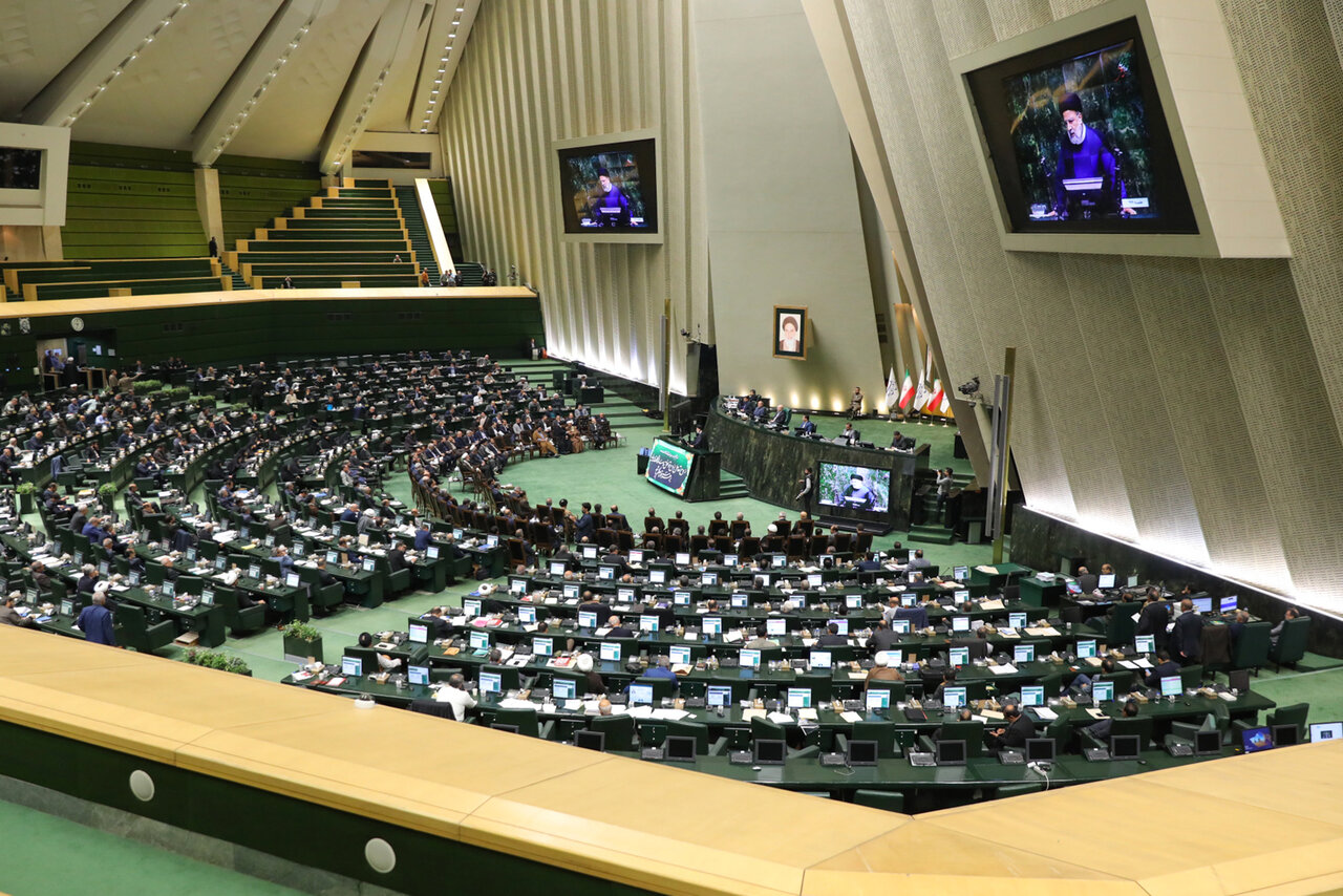 رد پای روزنامه کیهان در جلسه علنی مجلس +عکس