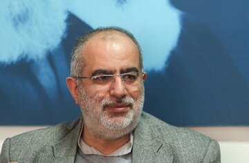 حسام الدین آشنا: عدم مشارکت در انتخابات، اعتراض نیست، رأی دادنِ اکثریت به ⁧دیکتاتوری‌ اقلیت است