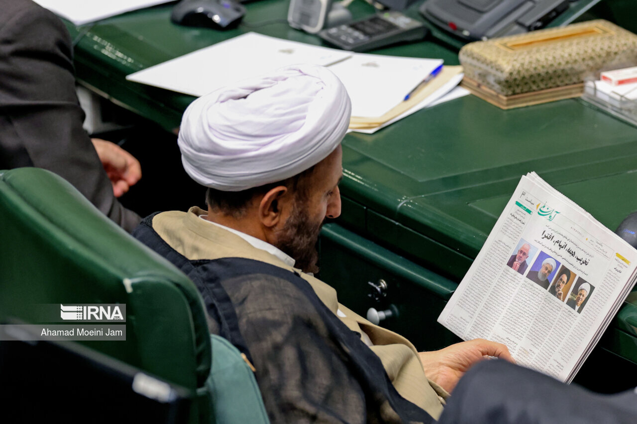 عکس خاتمی و ظریف در دست یک نماینده روحانی مجلس