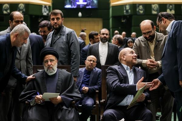 تعارفات قالیباف و رئیسی را باید باور کرد یا زدوخوردهای رسانه هایشان را؟ /از شب هایِ دربی تا همایش دولت و مجلس!