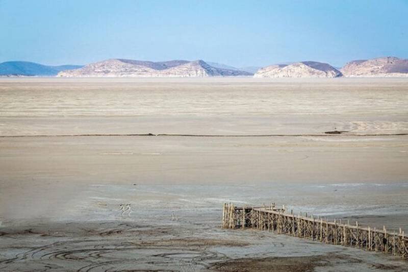 - حفر چاه‌های غیرمجاز در نزدیک دریاچهٔ ارومیه برای خوشگذارنی!