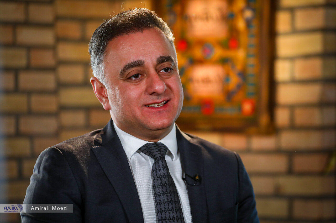 خودروسازان روزانه ۳.۷ میلیون دلار زیان تولید میکنند/ احتشامزاد: دو سال است بازار خودرو را دچار گفتاردرمانی کردهایم