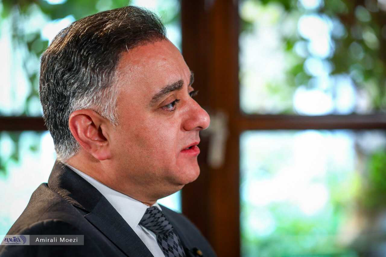 خودروسازان روزانه ۳.۷ میلیون دلار زیان تولید میکنند/ احتشامزاد: دو سال است بازار خودرو را دچار گفتاردرمانی کردهایم