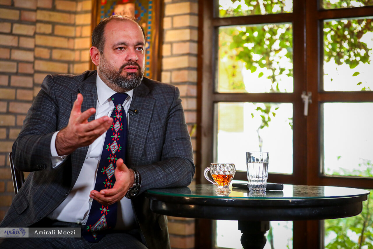 اثر فوری مذاکرات روی نرخ دلار مشخص شد/ شریعتی: جنب و جوش شدیدی در کاسبان تحریم به راه افتاده و نعره میزنند