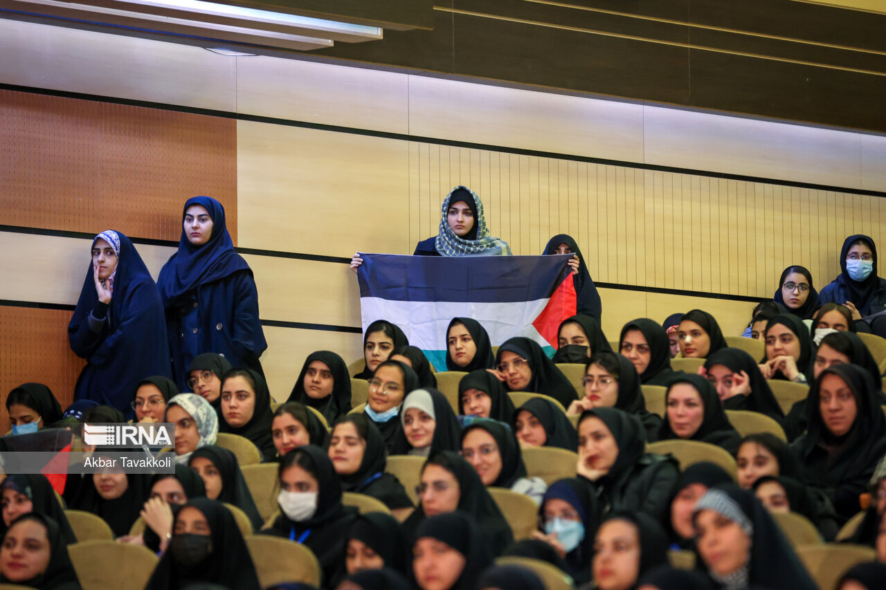 پوشش‌های متفاوت دختران دانشجو در دیدار با ابراهیم رئیسی+ عکس