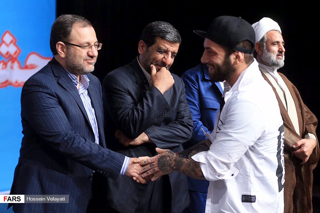 عکس یادگاری و خوشوبش وزیر رئیسی و نمایندگان اصولگرای مجلس یازدهم با امیرتتلو