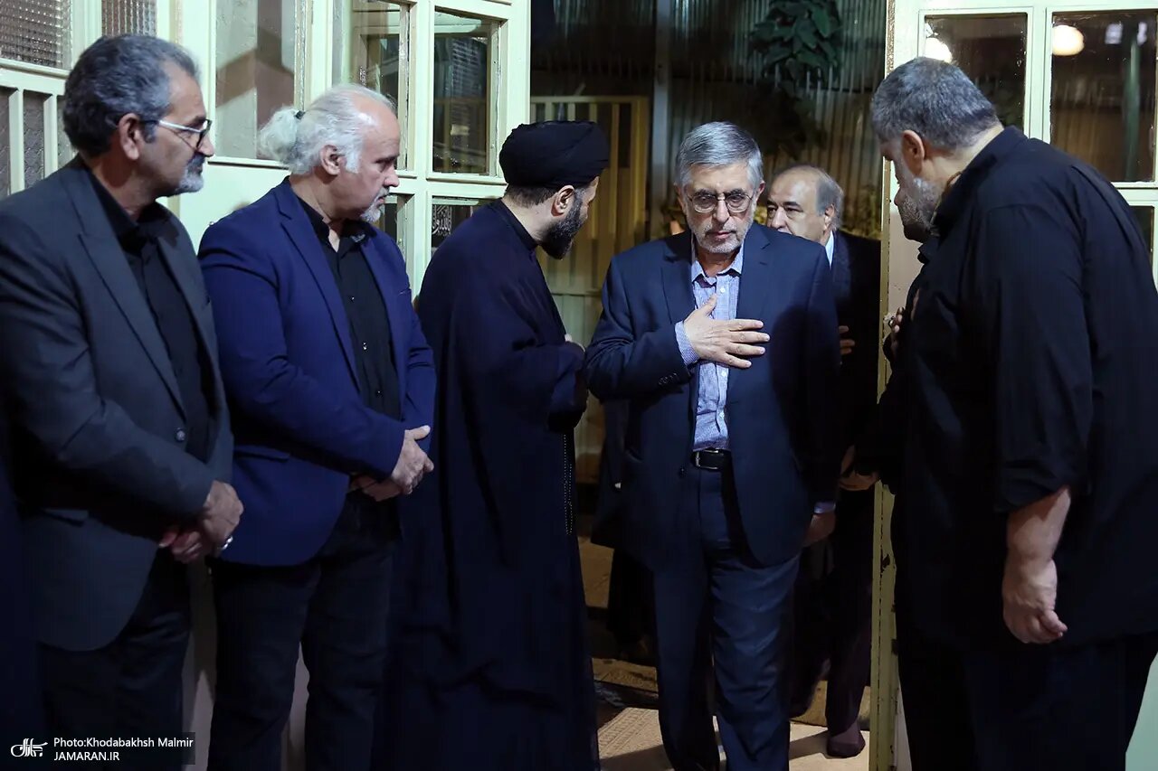 بوسه سیاستمدار معروف بر پیشانی سیدحسن خمینی / حضور پررنگ اصلاحطلبان در یک مراسم / سیدمحمد خاتمی، کرباسچی و مهدی هاشمی هم آمدند + عکس 2