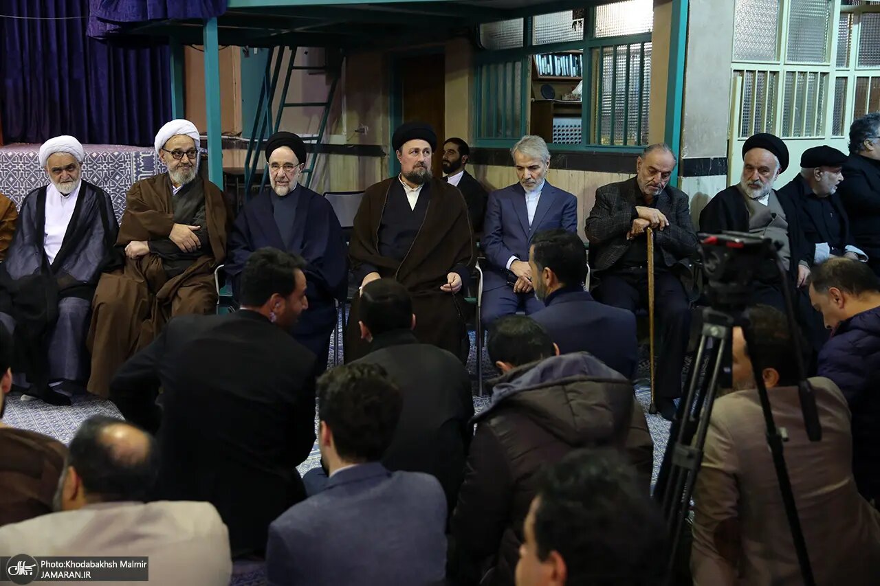 بوسه سیاستمدار معروف بر پیشانی سیدحسن خمینی / حضور پررنگ اصلاحطلبان در یک مراسم / سیدمحمد خاتمی، کرباسچی و مهدی هاشمی هم آمدند + عکس 6