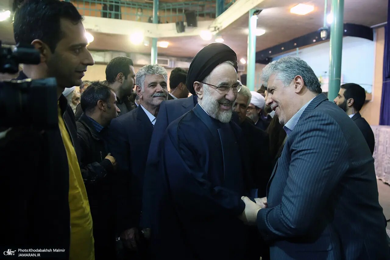 بوسه سیاستمدار معروف بر پیشانی سیدحسن خمینی / حضور پررنگ اصلاحطلبان در یک مراسم / سیدمحمد خاتمی، کرباسچی و مهدی هاشمی هم آمدند + عکس 7