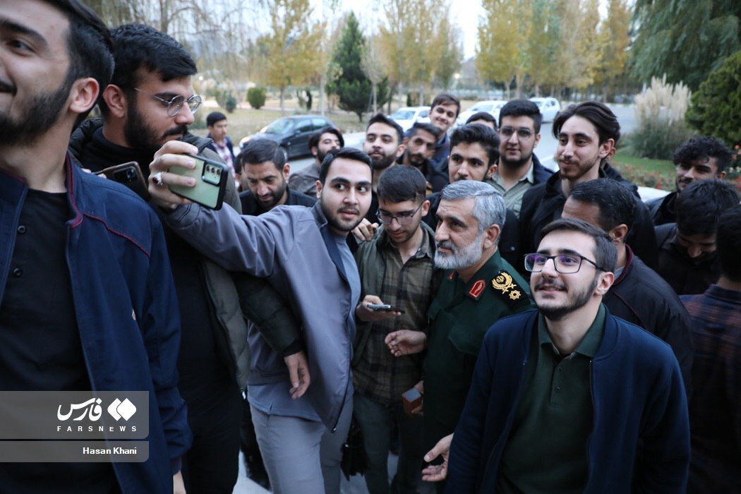 عکس متفاوت از سردار بلندپایه سپاه در جمع دانشجویان