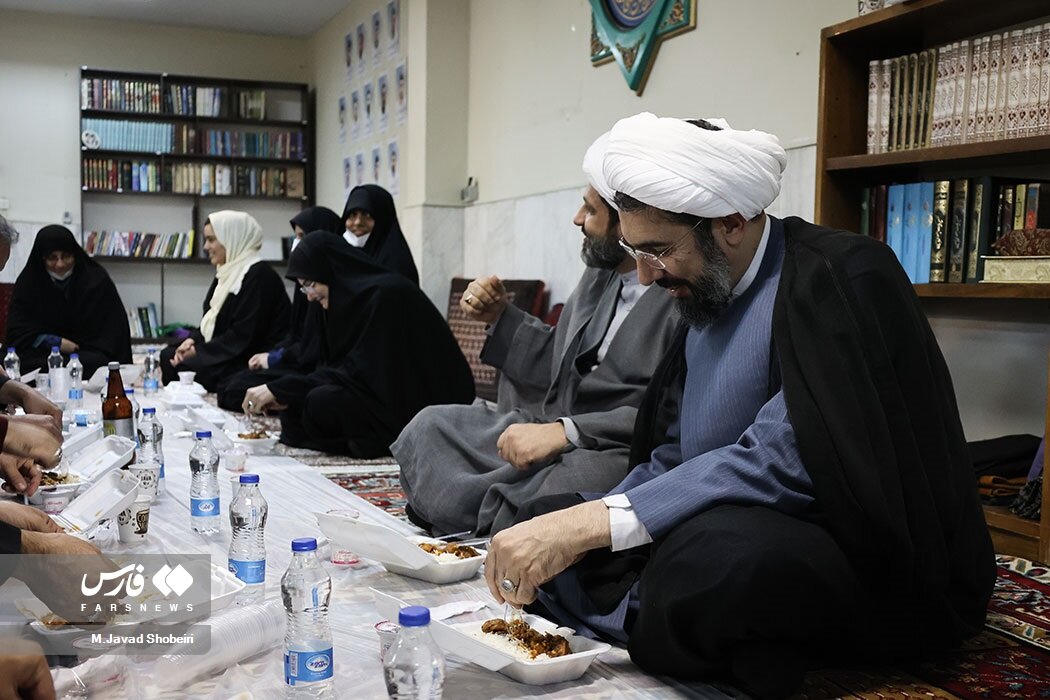 عکسی از نماینده رهبری درحال خوردن غذای دانشجویی