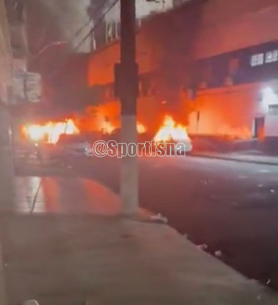 عکس| هواداران عصبانی پس از سقوط ورزشگاه را به آتش کشیدند