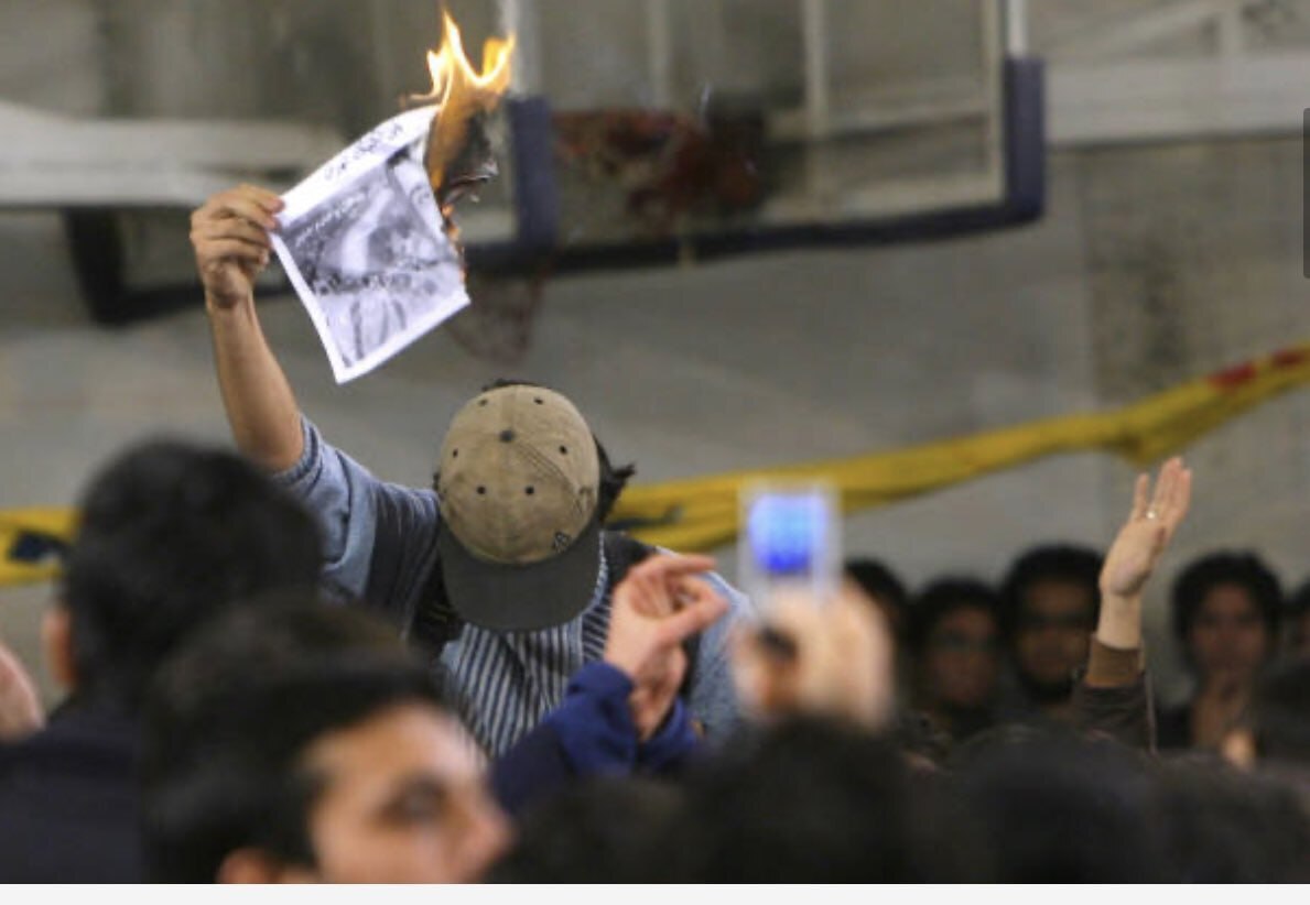 عکسی از سوزاندن تصویر محمود احمدینژاد در دانشگاه /اعتراض معنادار