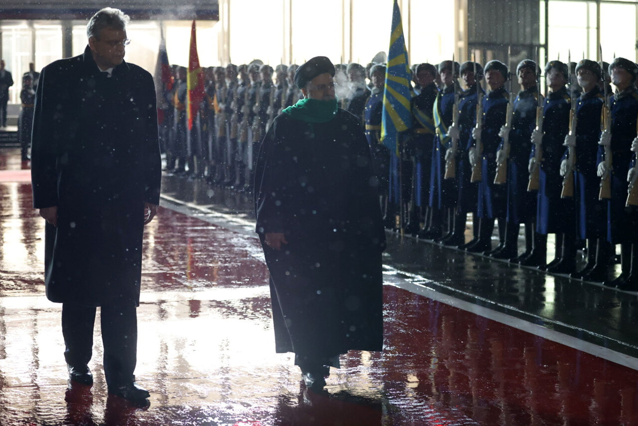 عکسی از ابراهیم رئیسی زیر باران و برف مسکو