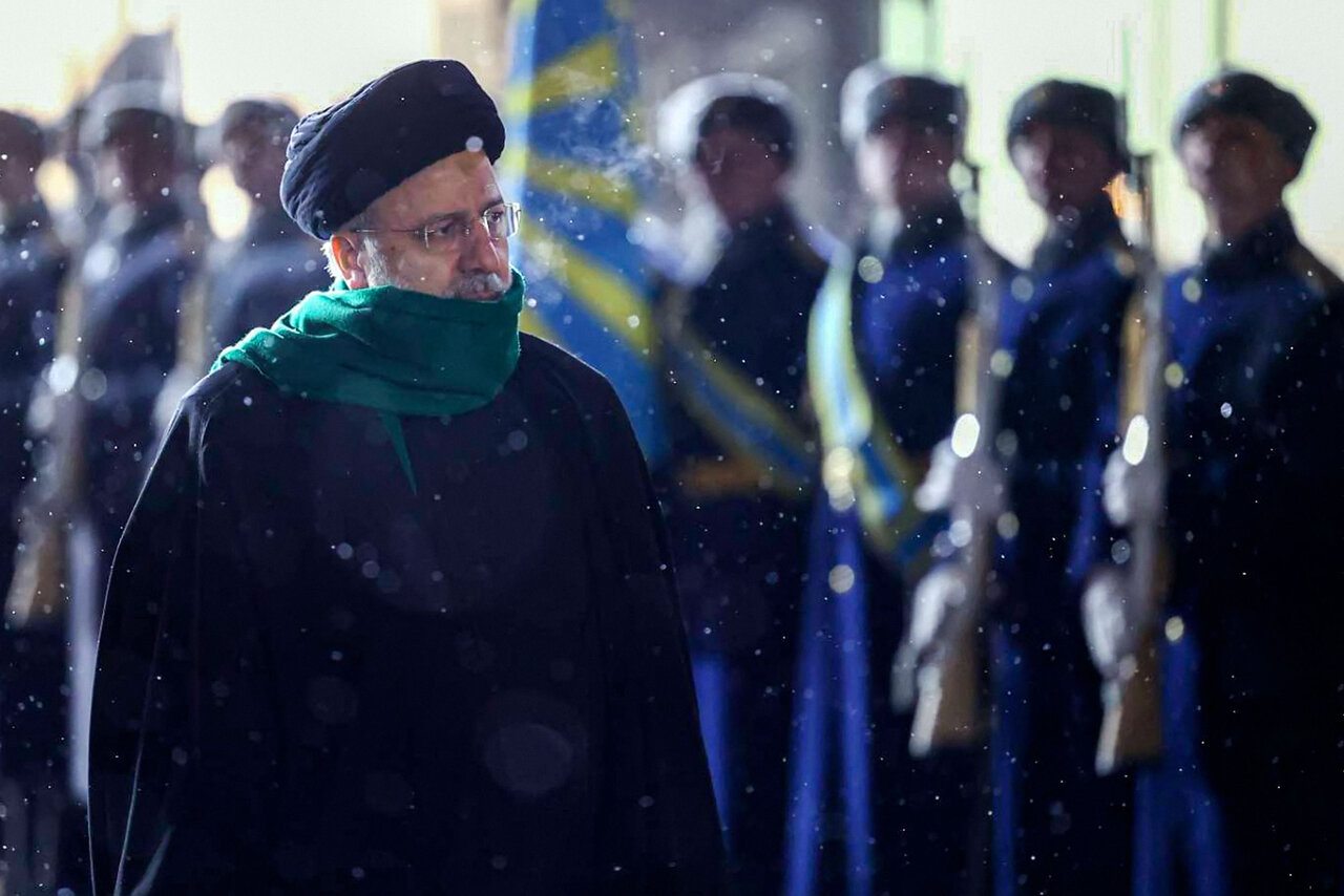 عکسی از ابراهیم رئیسی زیر باران و برف مسکو