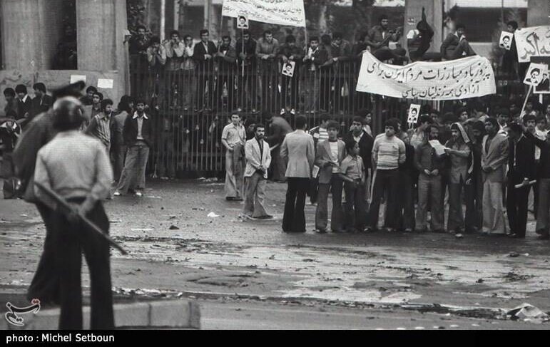 آقای مصباحی مقدم اگر تورم ریشه در زمان شاه دارد چرا در زمان روحانی تورم به زیر ۱۰ درصد رسید؟ /مگر دولت رئیسی نگفت تورم را بدون برجام تک رقمی می کند؟