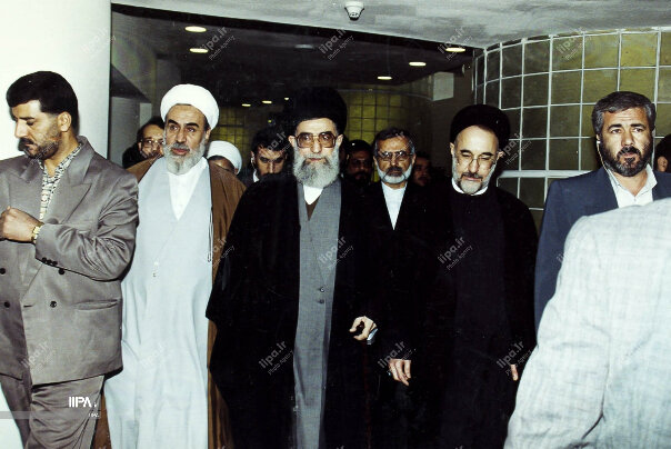 تصاویر | عکسی جالب از رهبر انقلاب، محمدجواد ظریف و سیدمحمد خاتمی در ۱۸ آذر ماه ۱۳۷۶
