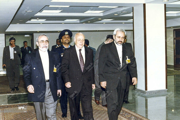 تصاویر | عکسی جالب از رهبر انقلاب، محمدجواد ظریف و سیدمحمد خاتمی در ۱۸ آذر ماه ۱۳۷۶