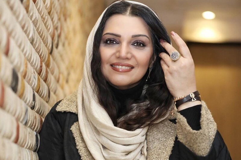 عکس | لحظه تلخی که الهام پاوه‌نژاد زیر تابوت مادرش قرار گرفت