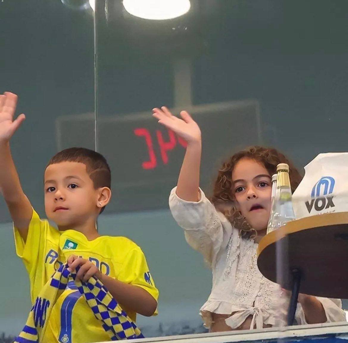 عکس‌| ذوق‌زدگی کریستیانو رونالدو از دیدن خانواده‌اش در ورزشگاه