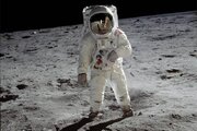 ببینید | تقلای خنده‌دار فضانوردان برای راه رفتن روی سطح ماه