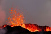 ببینید | تصاویری از ایسلند؛ گدازه‌های آتشفشانی جاده‌ها را می‌بلعند