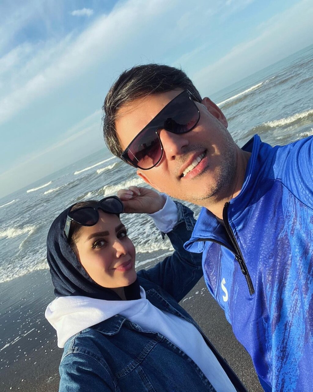 عکس عاشقانه مجری معروف با همسرش کنار ساحل