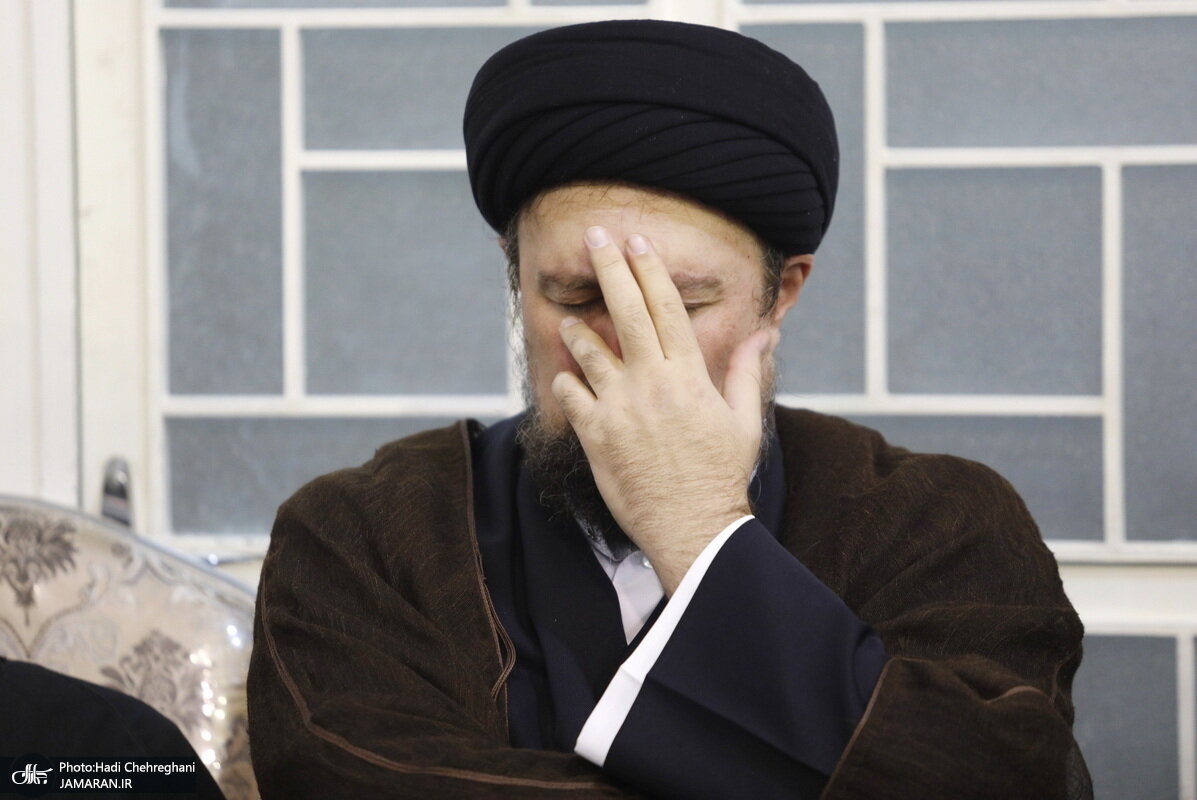 عکسی از چهره غمگین سید حسن خمینی و برادرش در یک مراسم