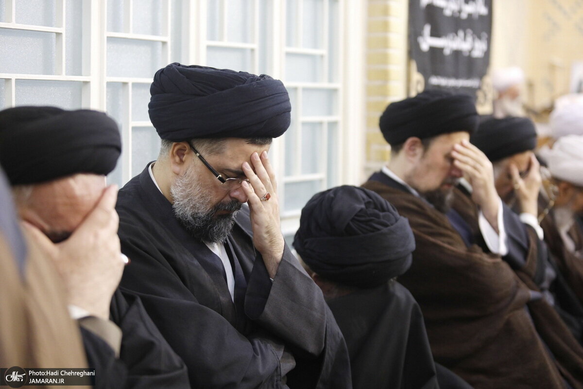 عکسی از چهره غمگین سید حسن خمینی و برادرش در یک مراسم