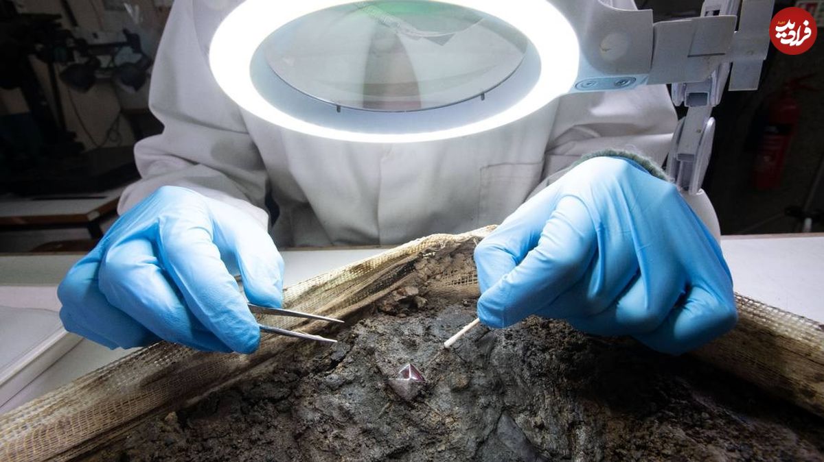 جواهرات خیرهکنندهای که در یک گور ۱۳۰۰ ساله کشف شدند/ عکس