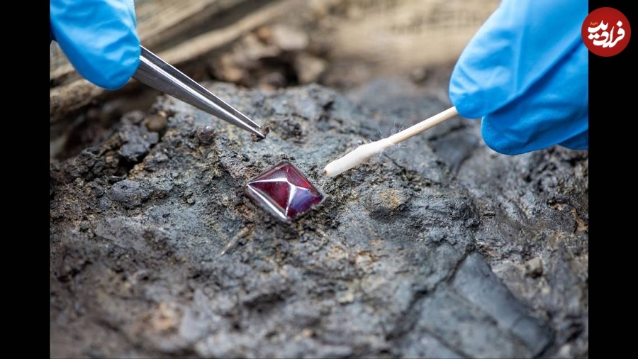 جواهرات خیرهکنندهای که در یک گور ۱۳۰۰ ساله کشف شدند/ عکس