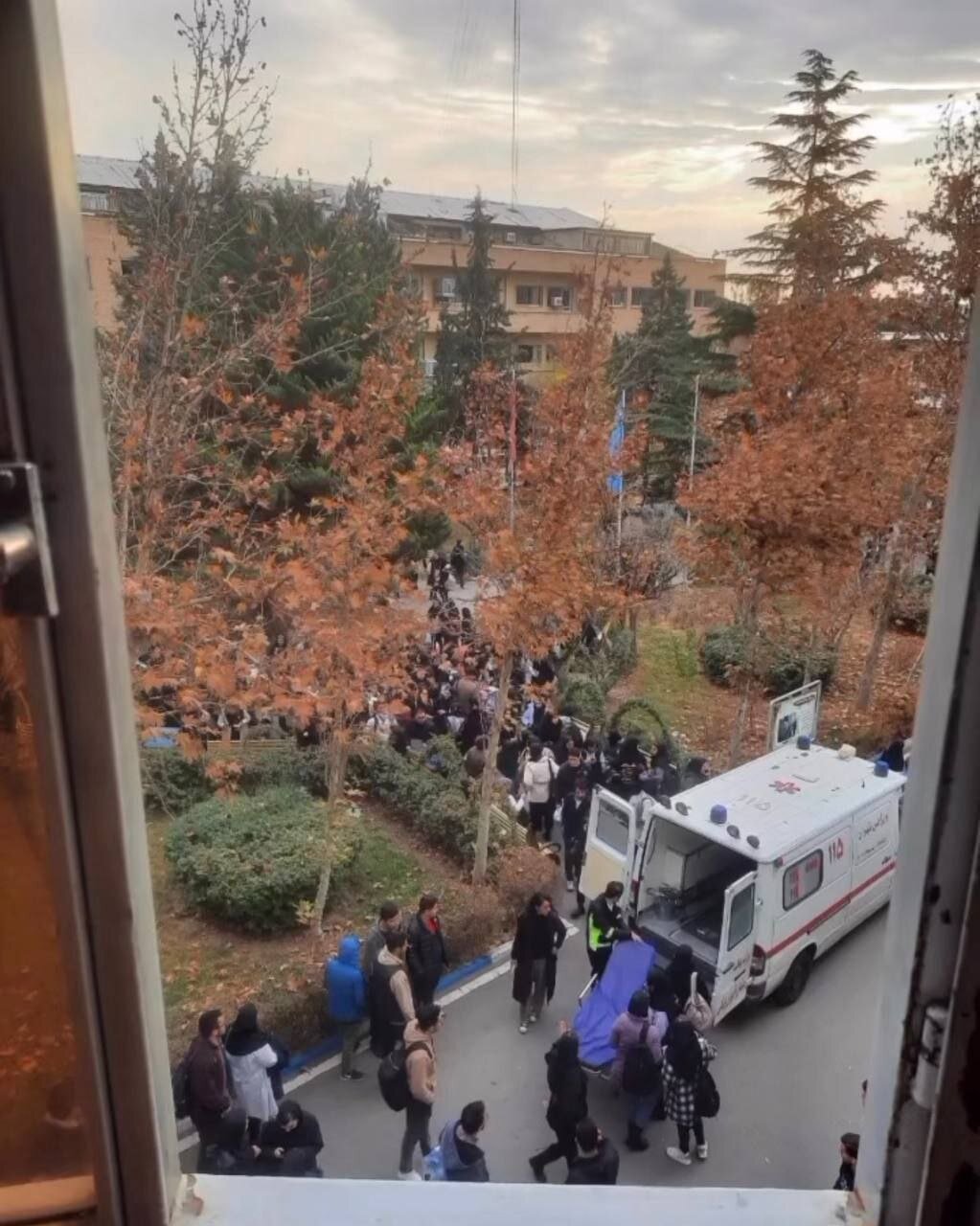 عکس | اولین عکس از تخلیه دانشجویان پس از آتش سوزی در دانشگاه آزاد