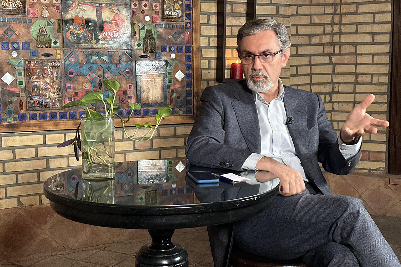 آیین نامه تعهد رزیدنتی خیلی غیرمنطقی است/ همه از پزشک انتظار دارند ابرانسان باشد،در عمل نمیشود/ تا ۷-۸ سال دیگر، پزشکی در ایران نمیماند